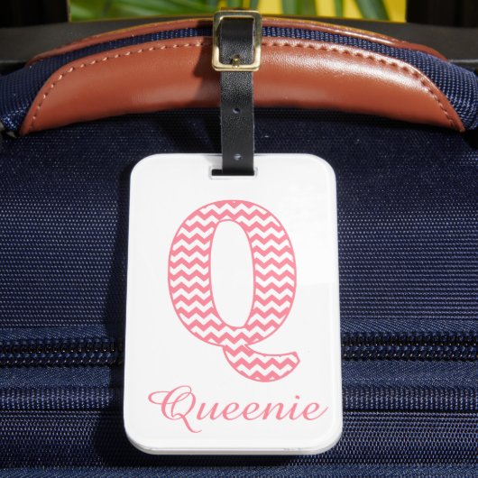 Klassisches Preppy Pink Zickzack Letter Q Monogram Gepäckanhänger (Vorderseite Insitu 2)