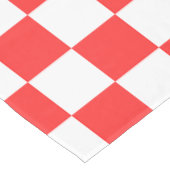 Klassisches rotes Schachbrett Tischdecke (Schrägansicht)