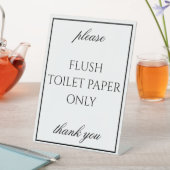 Klassisches schlichtes weißes Badezimmer sepotisch Sockelschild (In Situ)