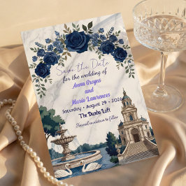 Klassisches Schloss & Schwäne im formalen Garten