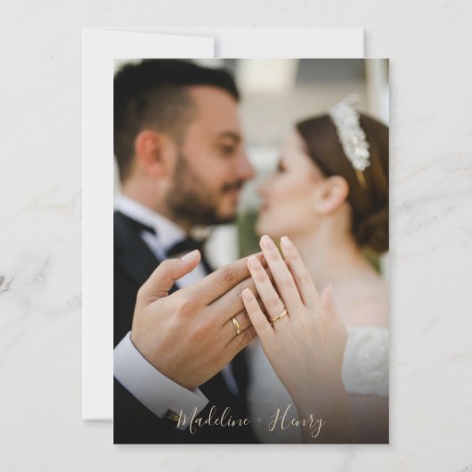 Klassisches Schwarz-Gold-Script mit Foto-Hochzeit Einladung (Rückseite)