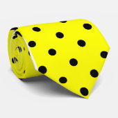 Klassisches Schwarz-Polka-Punktmuster auf der Gelb Krawatte (Gerollt)