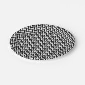 Klassisches Schwarz-Weiß-Art-Deco Herringbone-Must Pappteller (Schrägansicht)