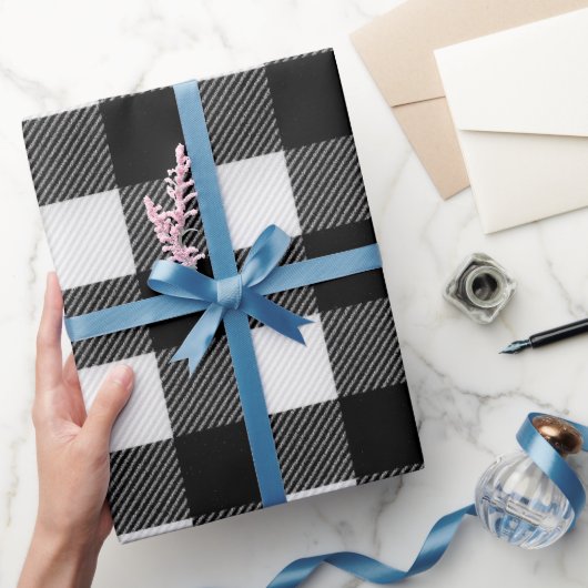 Klassisches Schwarz Weiß Büffel Schnee Karomuster Geschenkpapier (Schenken)