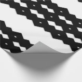 Klassisches Schwarz-Weiß Zig Zag Design Geschenkpapier (Ecke)