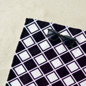Klassisches Schwarz-weißes Diamantmuster Monogramm Strandtuch (Beispiel)