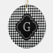 Klassisches Schwarz-weißes Hahnentrittmuster mit M Keramikornament (Links)
