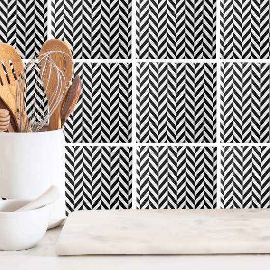 Klassisches Schwarz-weißes Herringbone-Muster Fliese