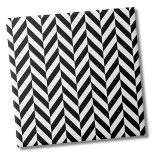 Klassisches Schwarz-weißes Herringbone-Muster Fliese<br><div class="desc">Nutzen Sie diese einfache und klassische Schwarz-Weiß-Kehlkopfwand, um Ihre eigenen Gegenstände mit Ihren Initialen zu personalisieren oder um sie für Ihre eigenen Bedürfnisse zu personalisieren. Sie können sogar die Hintergrundfarbe ändern, um es wirklich zu Ihrem eigenen Aussehen zu machen. Werfen Sie einen Blick in die Fotos der Produkte für einige...</div>