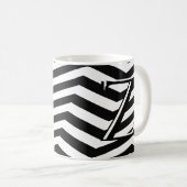 Klassisches Schwarz-weißes Zickzack Zig Zag Monogr Kaffeetasse (VorderseiteRechts)