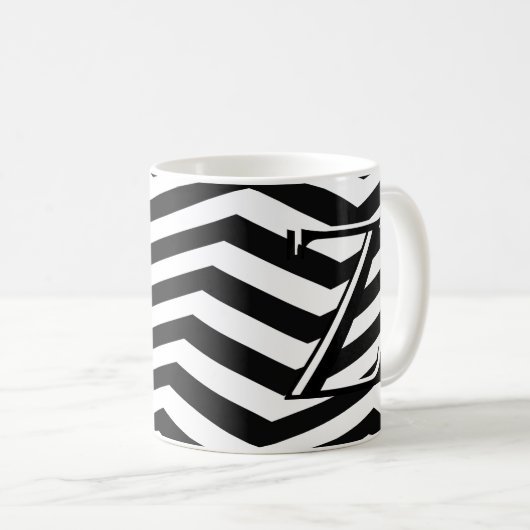 Klassisches Schwarz-weißes Zickzack Zig Zag Monogr Kaffeetasse (VorderseiteRechts)