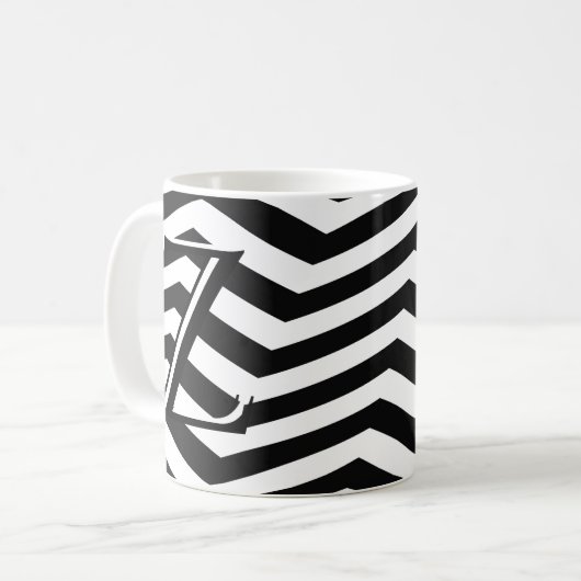 Klassisches Schwarz-weißes Zickzack Zig Zag Monogr Kaffeetasse (Vorderseite Links)