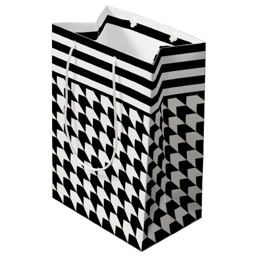 Klassisches Schwarzes Hahnentrittmuster Mittlere Geschenktüte (Rückseite Schrägansicht)