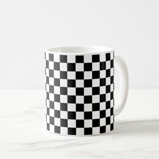 Klassisches schwarzes Schachbrett Kaffeetasse (VorderseiteRechts)