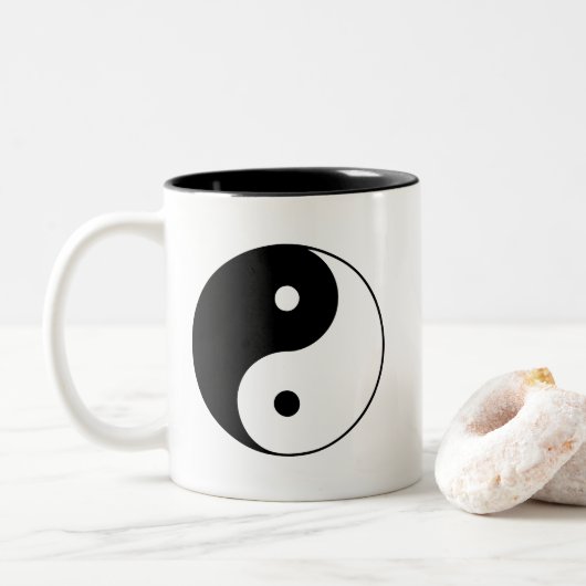 Klassisches Schwarzweiss-Yin und Yang Zweifarbige Tasse (Mit Donut)