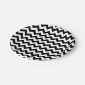 Klassisches Schwarzweiss-Zickzack Pappteller (Schrägansicht)