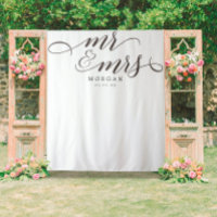 Klassisches Script Mr. & Mrs. Wedding Backdrop Ban