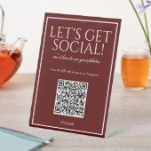 Klassisches Simple Deep Red QR Code Social Media S Sockelschild (In Situ)