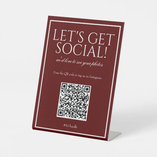 Klassisches Simple Deep Red QR Code Social Media S Sockelschild (Vorderseite)