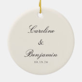 Klassisches Skript Elegant Ivory Wedding Custom Keramik Ornament (Hinten)