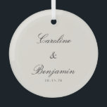 Klassisches Skript Elegant Ivory Wedding Custom Ornament Aus Glas<br><div class="desc">Feiern Sie zeitlose Eleganz mit diesem klassischen Drehbuch Elfenbein Hochzeitsglas-Ornament. Dieses Ornament besticht durch eine raffinierte Elfenbeinkulisse und ein wunderschön gestaltetes Skript. Das Hotel ist der ideale Ort, um Ihren besonderen Tag zu begehen, und bietet eine elegante und subtile Ergänzung zu Ihrer Urlaubsstimmung. Ob aufgehängt oder ganzjährig gezeigt, dieser Sakralbau...</div>