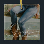 Klassisches Skript-Foto Moderne Coole Graduierungs Keramikornament<br><div class="desc">Mit unserem Classic Script Foto Modern Cool Graduation Party Keramik Ornament erleben Sie die Erinnerungen und feiern die Errungenschaften Ihres Lieblings-Absolventen. Dieser personalisierte Sake ist der perfekte Weg, um ihrer Uni oder ihrem Abschluss in der Oberstufe zu gedenken und den Meilenstein für die nächsten Jahre zu schätzen. Dieses mit ihrem...</div>