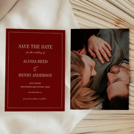 Klassisches Skript Weinrotes Hochzeitsfoto Save The Date