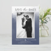 Klassisches Smokey Navy Blue Foto Save the Date Einladung (Stehend Vorderseite)