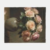Klassisches Stillleben mit Blush-Rosenstrauß Fleecedecke (Vorderseite (Horizontal))