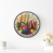 Klassisches Stillleben mit Wein und Früchten Große Wanduhr (Zuhause)