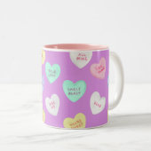 Klassisches Valentinisches Candy Hearts auf Lila Zweifarbige Tasse (VorderseiteRechts)
