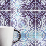 Klassisches Vintag-blaugraues geometrisches Muster Fliese<br><div class="desc">Diese Keramik-Kachel weist ein kompaktes, symmetrisches Design auf, das an traditionelle Muster erinnert, die in klassischer Architektur und Textilien häufig vorkommen. Im Mittelpunkt des Designs steht ein Motiv, das einer Blume oder einem Stern ähnelt und in einem auffallenden dunkelgrauen Rahmen dargestellt ist. Dieses zentrale Motiv ist von blühenden Formen in...</div>