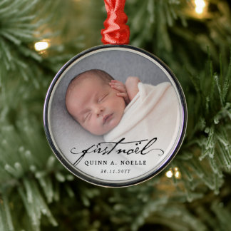 Klassisches Vintages Black Script Baby First Weihn Ornament Aus Metall