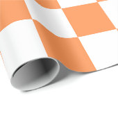 Klassisches visuelles oranges Schachbrettmuster Geschenkpapier (Rolleneckpunkt)