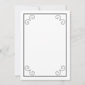 Klassisches Weiß mit schwarzem Scroll Border Weddi Einladung (Rückseite)