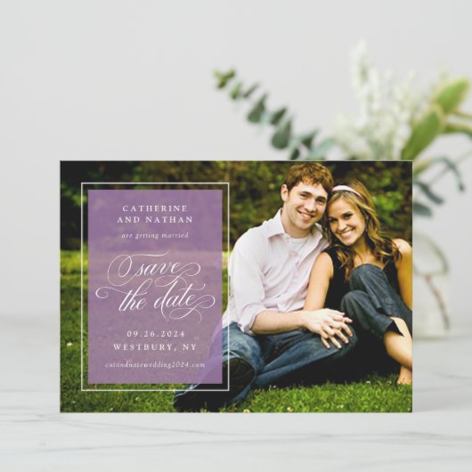 Klassisches Weiß und Lila, elegante Script-Hochzei Save The Date (Stehend Vorderseite)