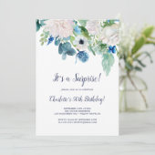 Klassisches Weißes Blume Überraschendes Party Einladung (Stehend Vorderseite)