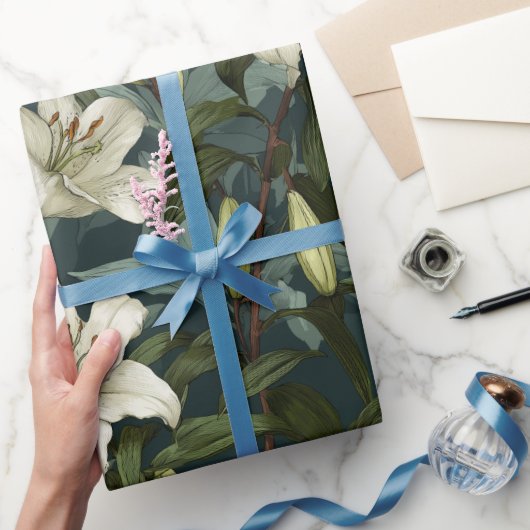 Klassisches Weißes Lily Grüner Blumenmuster Geschenkpapier (Schenken)