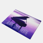 Klavier auf dem Strand an der Fußmatte (Schrägansicht)