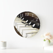 Klavier befestigt die Wanduhr des Musikfreunds (Zuhause)