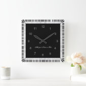 Klavier befestigt Schwarzweiss-lustiges Quadratische Wanduhr (Zuhause)