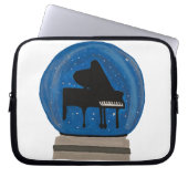 Klavier in einem Schneeglobe Laptopschutzhülle (Vorderseite)