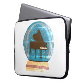 Klavier in einem Schneeglobe Laptopschutzhülle (Vorderseite Links)