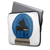 Klavier in einem Schneeglobe Laptopschutzhülle (Vorderseite Links)