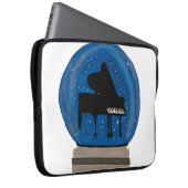 Klavier in einem Schneeglobe Laptopschutzhülle (Vorne Rechts)