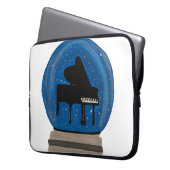 Klavier in einem Schneeglobe Laptopschutzhülle (Vorderseite Links)