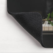 Klavier mit roter Rose und Rosenblättern Mousepad (Ecke)