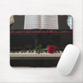 Klavier mit roter Rose und Rosenblättern Mousepad (Mit Mouse)