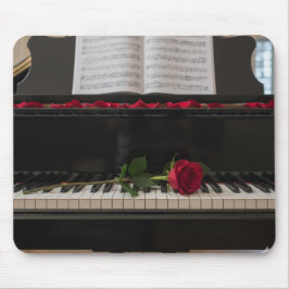 Klavier mit roter Rose und Rosenblättern Mousepad