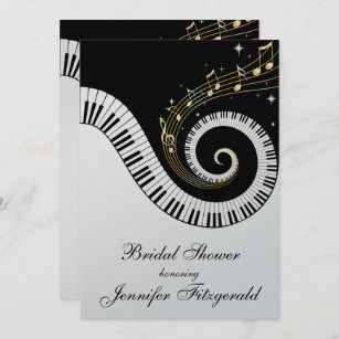 Klavier-Schlüssel und goldenes musikalische Einladung